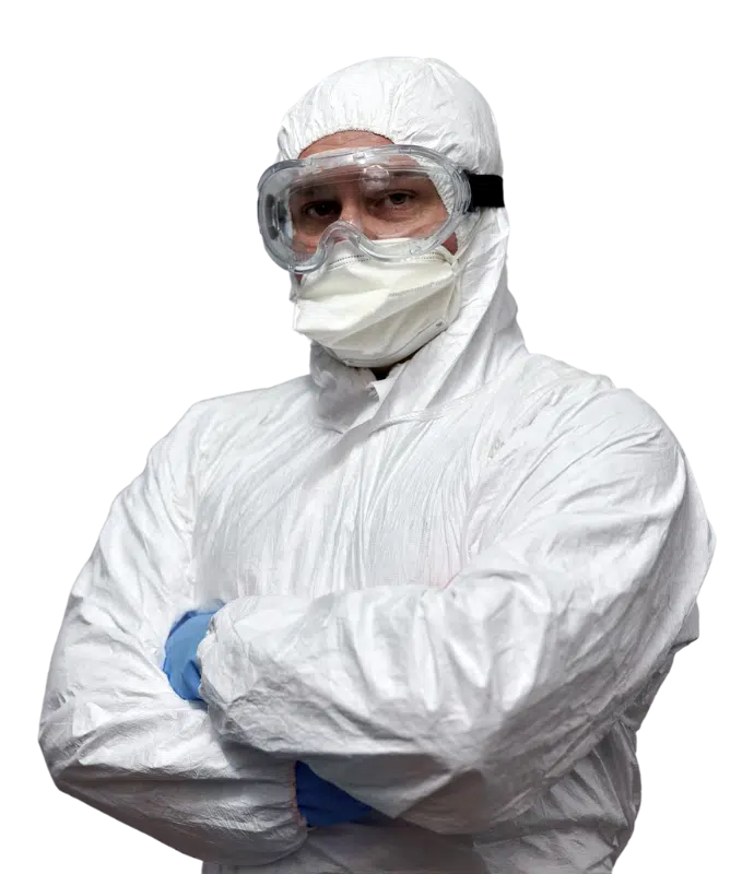 Uomo con tuta protettiva sanificazione