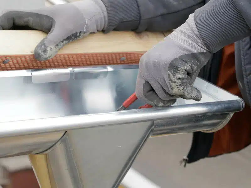operatore manutenzione grondaia
