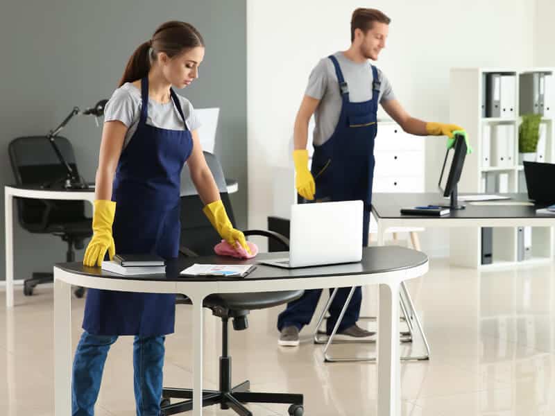 addetti alle pulizie durante la pulizia di un ufficio