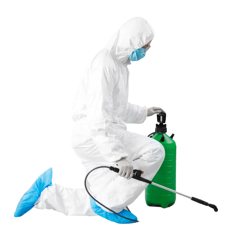 operaio con tuta sanificazione